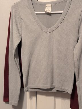 No Boundaries Light Gray Ribbed V-Neck Long Sleeve Top And  Burgundy Round Neck